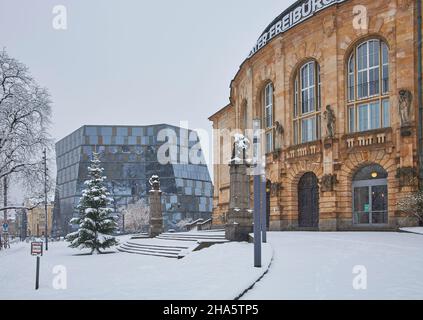 Vue sur le théâtre de la ville et la bibliothèque universitaire dans la neige, Fribourg, Breisgau, Forêt-Noire du Sud, Forêt-Noire,Bade-Wurtemberg, Allemagne, Europe Banque D'Images