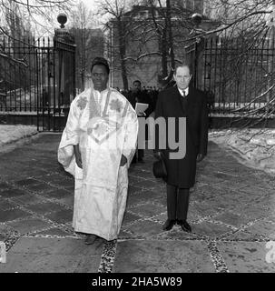 Varsovie, 1969-12-05.Podczas uroczystoœci W Belwederze, nowo mianowany ambasador nadzwyczajny i pe³nomocny Republiki Mali - Tidiani Guisse z³o¿y³ listy uwierzytelniaj¹ce na rêce wiceprzewodnicz¹cego Rady Pañstwa PRL - Boles³awa Podedwornego.NZ. Do Belwederu przybywa ambasador Tidiani Guisse W obecnoœci dyrektora Protoko³u Dyplomatycznego MSZ Edwarda Bartola (P). mta PAP/Zbigniew MatuszewskiVarsovie, le 5 décembre 1969.Récemment nommé Ambassadeur extraordinaire et Planpotiaire du Mali Tidiani Guisse présente des lettres de créance au Président adjoint du Conseil d'Etat du peuple polonais Banque D'Images