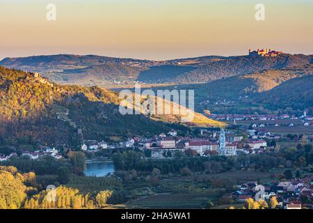 dürnstein,vue sur le fleuve donau (danube),château de dürnstein et église abbatiale,abbaye de göttweig à wachau,niederösterreich / basse-autriche,autriche Banque D'Images