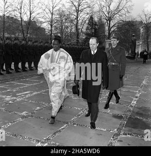 Varsovie, 1969-12-05.Podczas uroczystoœci W Belwederze, nowo mianowany ambasador nadzwyczajny i pe³nomocny Republiki Mali - Tidiani Guisse z³o¿y³ listy uwierzytelniaj¹ce na rêce wiceprzewodnicz¹cego Rady Pañstwa PRL - Boles³awa Podedwornego.NZ. Przemarsz ambasadora Tidiani Guisse przed Kompani¹ Honorow¹ Wojska Polskiego W obecnoœci dyrektora Protoko³u Dyplomatycznego MSZ Edwarda Bartola (P). mta PAP/Zbigniew MatuszewskiVarsovie, le 5 décembre 1969.L'Ambassadeur extraordinaire et Planpotiaire du Mali, nouvellement nommé, Tidiani Guisse, présente des lettres de créance au Président adjoint de l'Etat Banque D'Images