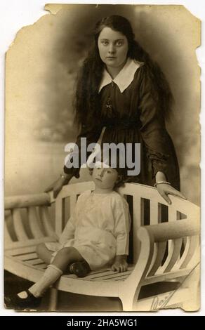 studio portrait d'une jeune femme vêtue avec une fille, probablement sa sœur,