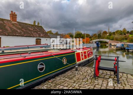 port de plaisance de faunston sur le grand canal de union près de daventry dans le northamptonshire, des bateaux étroits classiques et des barges amarrés dans le port de plaisance historique de faunston. Banque D'Images