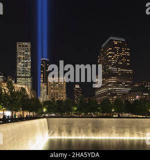 national septembre 11 mémorial et musée, les deux faisceaux de lumière symbolisent les deux anciennes tours du centre du commerce mondial, manhattan, new york, new york, usa Banque D'Images