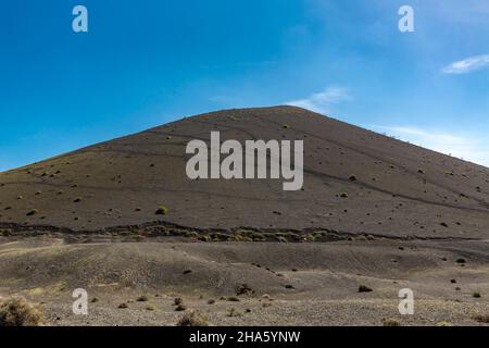 sentier de randonnée avec les touristes sur le volcan montana negra, 518 m, parc national de los volcanes, parque naturel de los volcanes, réserve naturelle, lanzarote, canaries, espagne, europe Banque D'Images