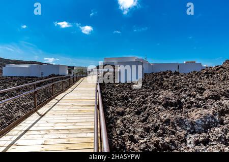 plate-forme d'observation avec passerelle dans les champs de lave, informations et centre d'accueil timanfaya, mancha blanca, centro de visites e interprétación, lanzarote, canaries, espagne, europe Banque D'Images