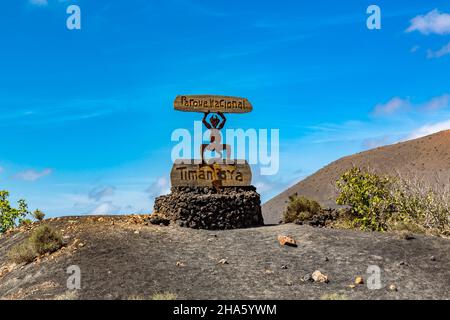 panneau d'entrée,sculpture du diable el diablo,logo conçu par césar manrique,artiste de lanzarote,parc national de timanfaya,parque nacional de timanfaya,montanas del fuego,lanzarote,canaries,espagne,europe Banque D'Images