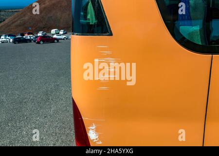 marques de rayures sur le bus touristique causées par des roches de lave acérées, parc national de timanfaya, parque nacional de timanfaya, montanas del fuego, lanzarote, canaries, espagne, europe Banque D'Images