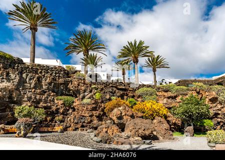 jardin tropical près de la piscine, jameos del agua, site culturel et artistique, construit par césar manrique, artiste espagnol de lanzarote, 1919-1992, lanzarote, canaries, espagne, europe Banque D'Images