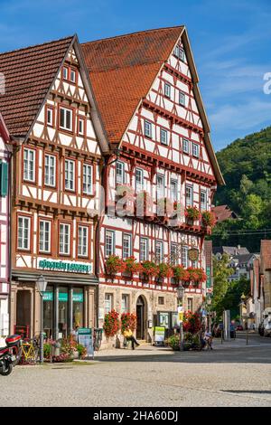 place du marché avec des maisons à colombages des 15th et 16th siècles. à droite, l'alte oberamt, bad urach, baden-württemberg, allemagne Banque D'Images