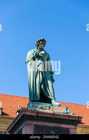 le mémorial schiller de schillerplatz à stuttgart a été le premier grand mémorial de poète en allemagne et le premier monument important de schiller. la statue, une œuvre importante de sculpture de classicisme européen, a été moulée en bronze après le modèle du sculpteur danois bertel thorvaldsen par johann baptist stiglmaier à munich, stuttgart, bade-wurtemberg, allemagne Banque D'Images