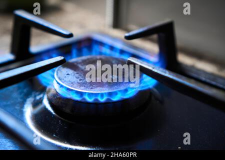 Cuisinière en tant que chauffage.Gaspillage des ressources naturelles.La flamme bleue de la table de cuisson à gaz produit des émissions de gaz à effet de serre.Cuisine cuisinière grille sur un brûleur alimenté par Banque D'Images