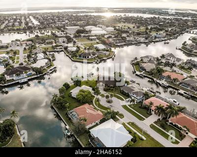 Vue aérienne au-dessus de Marco Island Florida montrant de belles maisons et des voies navigables dans le canal. Banque D'Images