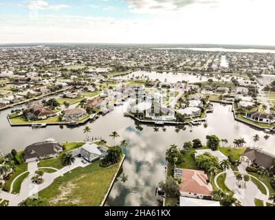 Vue aérienne au-dessus de Marco Island Florida montrant de belles maisons et des voies navigables dans le canal. Banque D'Images