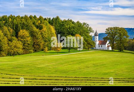 allemagne,bavière,haute-bavière,pfaffenwinkel,penzberg,paysage à la huber voir avec l'élévation de la chapelle contre les contreforts des alpes Banque D'Images