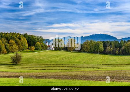 allemagne,bavière,haute-bavière,pfaffenwinkel,penzberg,paysage à la huber voir avec l'élévation de la chapelle contre les contreforts des alpes Banque D'Images