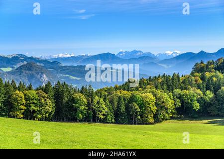 allemagne,bavière,haute-bavière,rosenheim district,flinsbach am inn,district hohe asten,vue sur inntal vers chiemgau alpes et kaiser montagnes Banque D'Images