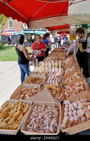 Pâtisserie stall, marché alimentaire et artisanal le samedi, Welwyn Garden City Centre, Hertfordshire, Angleterre, Royaume-Uni Banque D'Images