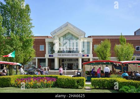 Le marché alimentaire et artisanal du samedi à l'extérieur du Howard Center, Welwyn Garden City Centre, Hertfordshire, Angleterre, Royaume-Uni Banque D'Images