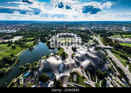 vue de la tour olympique à la zone en dessous avec le stade olympique et le parc olympique avec le lac olympique Banque D'Images