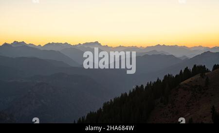 montagnes et collines après le coucher du soleil. contreforts bavarois surplombent par le karwendel et zugspitze. montagnes mangfall, bavière, allemagne, tyrol, autriche, europe Banque D'Images