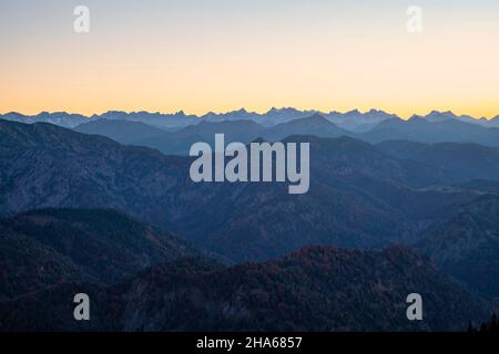 montagnes et collines après le coucher du soleil. contreforts bavarois surplombent par le karwendel. montagnes mangfall, bavière, allemagne, tyrol, autriche, europe Banque D'Images