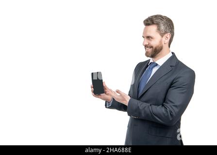 Heureux professionnel homme présentant téléphone mobile avec le geste publicitaire, la communication Banque D'Images