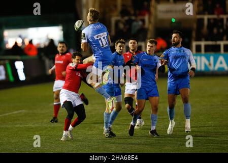 NEWCASTLE UPON TYNE, GBR.DÉC 10th Duhan van der Merwe, de Worcester Warriors, se lance lors du match de la coupe européenne de rugby à XV entre Newcastle Falcons et Worcester Warriors à Kingston Park, Newcastle, le vendredi 10th décembre 2021.(Credit: Chris Lishman | MI News) Credit: MI News & Sport /Alay Live News Banque D'Images