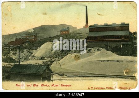 Carte postale présentant la mine d'or Mount Morgan dans le Queensland, en Australie, vers 1900 Banque D'Images