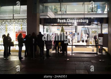 Berlin, Allemagne.10th décembre 2021.Les gens font la queue pour entrer dans un centre commercial à Berlin, capitale de l'Allemagne, le 10 décembre 2021.L'inflation en Allemagne a continué d'augmenter et est passée de 4,5 pour cent en octobre à 5,2 pour cent en novembre, le taux le plus élevé enregistré dans le pays depuis juin 1992, a déclaré vendredi l'Office fédéral de la statistique (Destitis).Credit: Stefan Zeitz/Xinhua/Alay Live News Banque D'Images