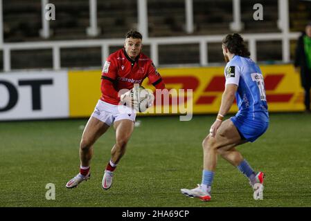 NEWCASTLE UPON TYNE, GBR.DÉC 10th Adam Radwan, de Newcastle Falcons, cherche de l'espace lors du match de la coupe européenne de rugby à XV entre Newcastle Falcons et Worcester Warriors à Kingston Park, Newcastle, le vendredi 10th décembre 2021.(Credit: Chris Lishman | MI News) Credit: MI News & Sport /Alay Live News Banque D'Images