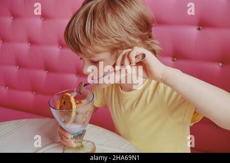 Kid aime la glace au café Banque D'Images