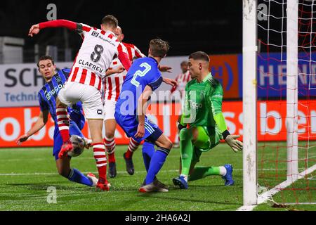 OSS, PAYS-BAS - DÉCEMBRE 10: Enric Llansana d'Ajax U23 fait un coffre-fort, Rick Stuy van den Herik de TOP OSS, Kay Tejan de TOP OSS, Youri Regeer d'Ajax U23,Jay Gorter d'Ajax U23 pendant le match de Keuken Kampioen Dutch Divisiie entre LES MEILLEURS OSS et Ajax U23 à Frans Heesen Stadion le 10 décembre 2021 à OSS, pays-Bas (photo de Ben gal/Orange Pictures) Banque D'Images