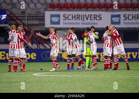 OSS, PAYS-BAS - DÉCEMBRE 10 : Kay Tejan de TOP OSS, Rick Stuy van den Herik de TOP OSS, Ilounge Pata de TOP OSS, Lion Kaak de TOP OSS, Sekou Sylla de TOP OSS, Dean Guezen de TOP OSS, Norbert Alblas de TOP OSS, Jearl Margaarithmétique de TOP OSS,Lorenzo pique de TOP OSS, Jan Lammers de TOP OSS se souhaitent mutuellement chance avant le match lors du match néerlandais Keuken Kampioen Divisiie entre TOP OSS et Ajax U23 à Frans Heesen Stadion le 10 décembre 2021 à OSS, pays-Bas (photo de Ben gal/Orange Pictures) Banque D'Images