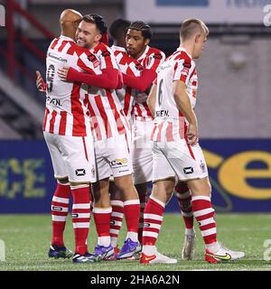 OSS, PAYS-BAS - DÉCEMBRE 10 : Kay Tejan de TOP OSS, Dean Guezen de TOP OSS, Jearl Margaarithmétique de TOP OSS,Lion Kaak de TOP OSS se souhaite une chance avant le match lors du match néerlandais Keuken Kampioen Divie entre TOP OSS et Ajax U23 à Frans Heesen Stadion le 10 décembre 2021 à OSS, pays-Bas (photo de Ben gal/Orange Pictures) Banque D'Images