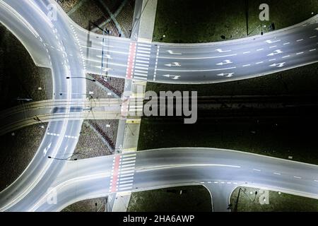 Vue de dessus d'Arial de transport moderne avec Expressway, route et rond-point, circulation routière, multi-niveau jonction autoroute-vue de dessus en asie. INF. Important Banque D'Images