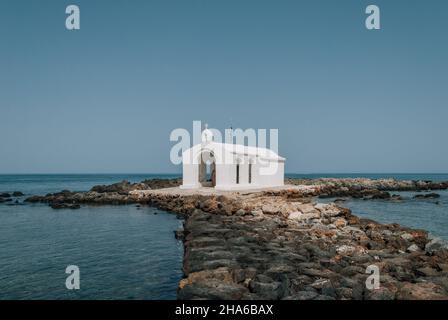 Eglise Agios Nikolaos, chapelle blanchie à la chaux en mer, Georgioupoli Banque D'Images