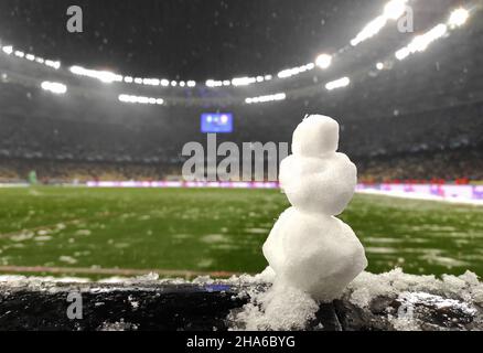 KIEV, UKRAINE - 23 NOVEMBRE 2021 : un petit bonhomme de neige vu près du stade NSC Olimpiyski lors du match de l'UEFA Champions League Dynamo Kyiv v Bayern Munchen Banque D'Images