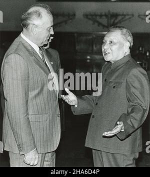 L'ancien dirigeant chinois Deng Xiaoping accueille l'ancien dirigeant de l'Union soviétique Mikhaïl Gorbatchev dans la Grande salle du peuple en mai 1989.Leur réunion est considérée comme la fin de la scission sino-soviétique. Banque D'Images