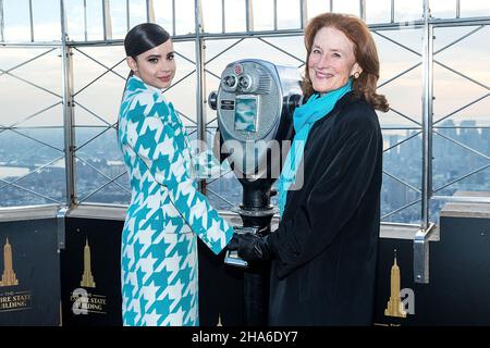 New York, NY, États-Unis.10th décembre 2021.L'Ambassadeur de l'UNICEF, Sofia Carson, Directrice générale de l'UNICEF, Henrietta Fore posant sur l'Observatoire des 86th étages avant le 75th anniversaire de l'organisation, le samedi 11 décembre, à l'Empire State Building.Crédit : Steve Mack/Alay Live News Banque D'Images