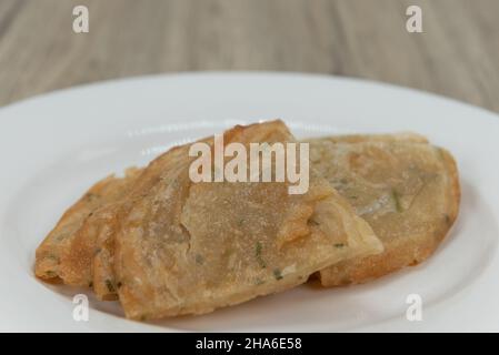 Accompagnement de crêpes au scallion frits en profondeur pour un croquant croustillant sur la première bouchée. Banque D'Images