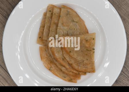 Vue en hauteur d'un plat de crêpes au scallion frite en profondeur pour un croquant croustillant sur la première bouchée. Banque D'Images