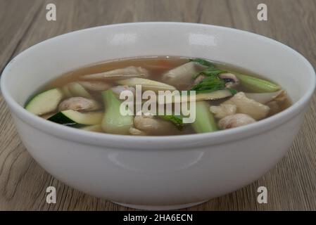 Bol chaud de soupe de wonton fraîchement préparée avec de grands ingrédients pour un repas chinois très copieux. Banque D'Images