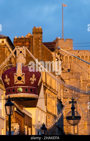 Windsor, Royaume-Uni.10th décembre 2021.Le château de Windsor et les décorations de Noël sont baignés de soleil en fin d'après-midi.Un temps doux mais instable et venteux a été prévu pour le sud-est de l'Angleterre au cours du prochain week-end.Crédit : Mark Kerrison/Alamy Live News Banque D'Images