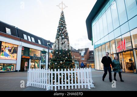 Windsor, Royaume-Uni.10th décembre 2021.Les acheteurs passent devant un arbre de Noël le premier jour de nouvelles restrictions Covid-19 imposées par le gouvernement britannique suite à la propagation rapide de la variante Omicron.Les revêtements de visage sont désormais obligatoires pour la plupart des lieux publics intérieurs, y compris les théâtres, les cinémas et les lieux de culte, ainsi que pour les transports en commun et dans des endroits comme les magasins et les coiffeurs.Crédit : Mark Kerrison/Alamy Live News Banque D'Images