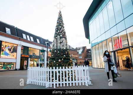 Windsor, Royaume-Uni.10th décembre 2021.Les acheteurs passent devant un arbre de Noël le premier jour de nouvelles restrictions Covid-19 imposées par le gouvernement britannique suite à la propagation rapide de la variante Omicron.Les revêtements de visage sont désormais obligatoires pour la plupart des lieux publics intérieurs, y compris les théâtres, les cinémas et les lieux de culte, ainsi que pour les transports en commun et dans des endroits comme les magasins et les coiffeurs.Crédit : Mark Kerrison/Alamy Live News Banque D'Images