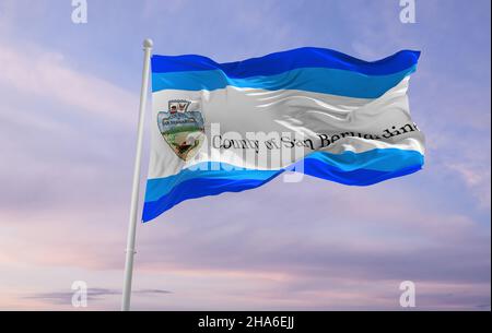 Drapeau du comté de San Bernardino, Californie , États-Unis à ciel nuageux fond sur coucher de soleil, vue panoramique, concept patriotique sur San Bernardino, Californie Banque D'Images