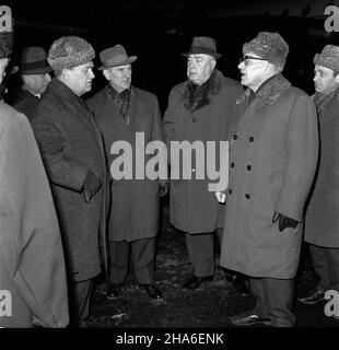 Varsovie, 1969-12-04.W dniach 3 i 4 grudnia 1969 r. W Moskwie odby³o siê spotkanie przywódców partyjnych i pañstwowych pañstw Uk³adu Warszawskiego.by³o bezpieczeñstwo miêdzynarodowe.Do prawej: cz³onek Biura Politycznego, sekretarz Komitetu Centralnego Polskiej Zjednoczonej Partii Robotniczej (KC PZPR) Józef Tejchma, I sekretarz KC W³adys³aw Gomu³ka, prezes Rady Minów Józniczej (KC PZPR), KC Rezseksekretzar cz³onek Boles³aw, KC Retrearzka, KC, przewodnicz¹cy Retretarzka, KCVarsovie, Banque D'Images