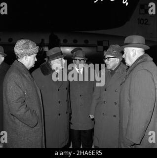 Varsovie, 1969-12-04.W dniach 3 i 4 grudnia 1969 r. W Moskwie odby³o siê spotkanie przywódców partyjnych i pañstwowych pañstw Uk³adu Warszawskiego.by³o bezpieczeñstwo miêdzynarodowe.OD lewej: cz³onek Komitetu Centralnego Polskiej Zjednoczonej Partii Robotniczej (KC PZPR) Boles³aw Jaszczuk, przewodnicz¹cy Rady Narodowej Marian Spychalski, sekretarz KC Ignacy Loga - Sowiñski, I seków Maretowek, W³adys³aw Gomu³ka Maretowázad, KC Maretarz, KC MaretowázázázárVarsovie, le 4 décembre 1969.Les 3 et 4 décembre, 1969 chefs de parti et d'État des membres de la guerre Banque D'Images