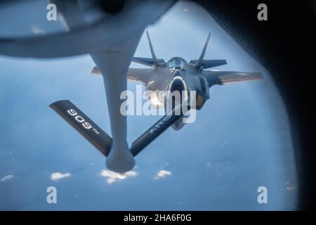 Un F-35A Lightning II de la Force aérienne des États-Unis, du 356th Expeditionary Fighter Squadron, 354th Air Expeditionary Wing, s'approche d'un 909th Air ravitaillement Squadron KC-135 Stratotanker lors de l'opération Iron Dagger au-dessus de l'océan Pacifique, le 8 décembre 2021.L'opération est un emploi de force dynamique conjoint projetant des forces dans la zone de commandement Indo-Pacifique, qui est responsable d'accroître l'interopérabilité et la formation des Marines américains et des aviateurs multi-capables.(É.-U.Photo de la Force aérienne par Airman 1st classe Cesar J. Navarro) Banque D'Images