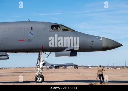 Sgt. MaîtreLucas Kinney, chef d'équipage du technicien de réserve actif du 489th Escadron de maintenance, attend de placer des cales sous un B-1B lancer qui est retourné à la base aérienne de Dyess, Texas, le 15 novembre 2021, d'un déploiement de la Force opérationnelle d'bombardier en Europe.En effectuant des déploiements à court terme dans l'Atlantique par l'intermédiaire de la Force opérationnelle Bomb, les lanciers B-1B sont en mesure de projeter une réponse agile rapide en soutien aux alliés des États-Unis en Europe et en Afrique.(É.-U.Photo de la Force aérienne par l'Airman Mercedes porter) Banque D'Images